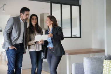 Modern ev ziyaret Emlakçı ile Çift