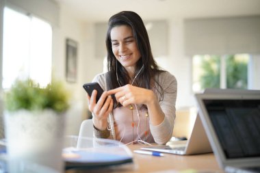 Ofiste çalışan ve smartphone kullanarak başlangıç kız