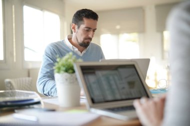 Başlangıç insanların ofis dizüstü bilgisayar üzerinde çalışan