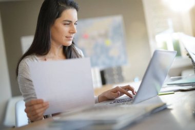 Dizüstü bilgisayarla çalışan iş kadını