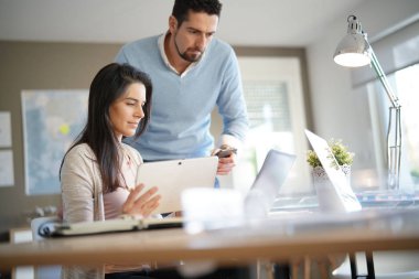 Ofiste birlikte çalışan iş adamları