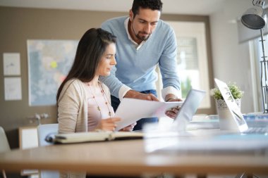 Ofiste birlikte çalışan iş adamları