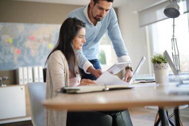 Ofiste birlikte çalışan iş adamları