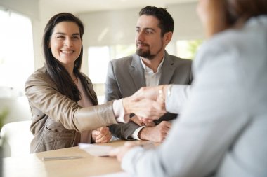 Kaç kredi anlaşması imzalama banka office içinde