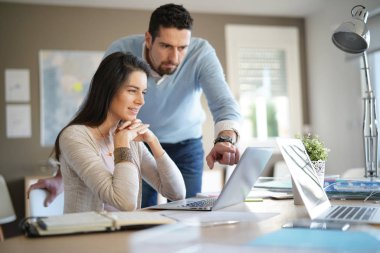 Ofiste birlikte çalışan iş adamları