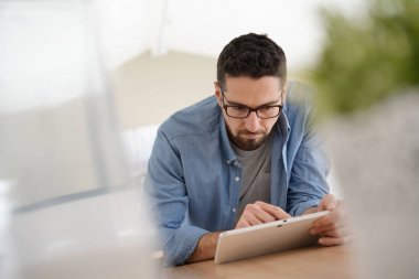 Adam evde dijital tablet ile bağlı