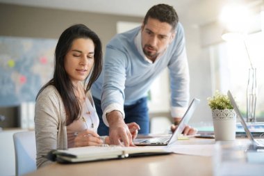 Ofiste birlikte çalışan iş adamları