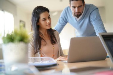 Dizüstü bilgisayarda çalışarak ofiste iş arkadaşları