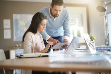 Ofiste birlikte çalışan iş adamları