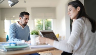 Başlangıç insanların ofis dizüstü bilgisayar üzerinde çalışan