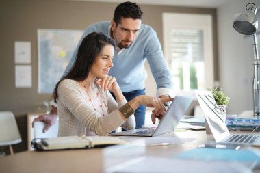 Ofiste birlikte çalışan iş adamları