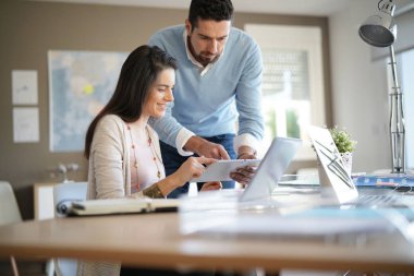 Ofiste birlikte çalışan iş adamları