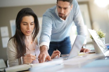 Ofiste birlikte çalışan iş adamları