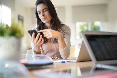 Ofiste çalışan ve smartphone kullanarak başlangıç kız