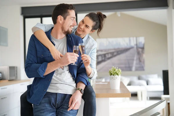 Couple Amoureux Acclamant Avec Des Lunettes Maison — Photo