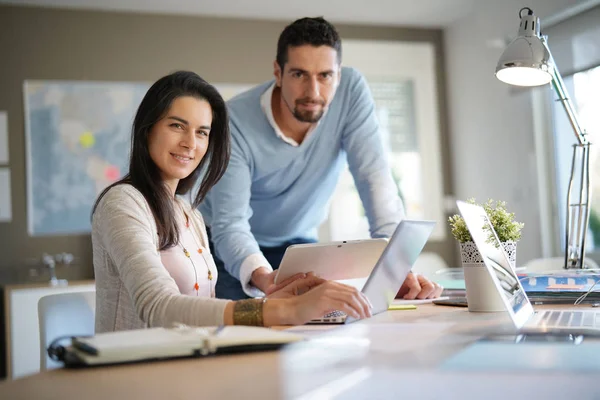 Ofiste birlikte çalışan iş adamları