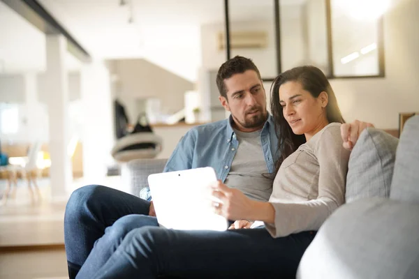 Coppia Relax Sul Divano Connessa Con Tablet Digitale — Foto Stock