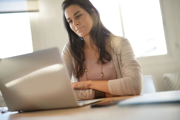 Femeie Afaceri Birou Care Lucrează Laptop — Fotografie, imagine de stoc