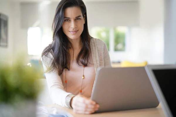 Retrato Menina Morena Trabalhando Computador Portátil — Fotografia de Stock