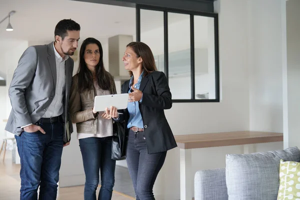 Modern ev ziyaret Emlakçı ile Çift