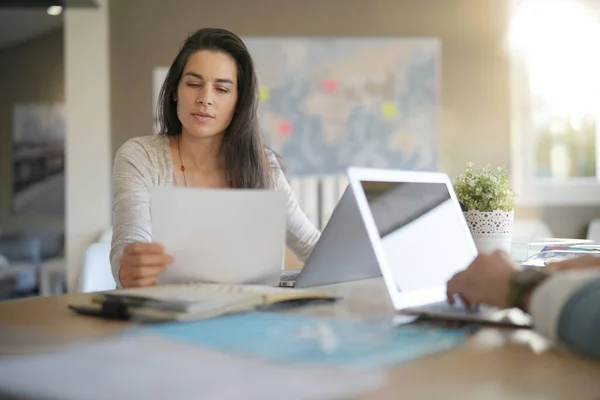 Femme Affaires Bureau Travaillant Sur Ordinateur Portable — Photo