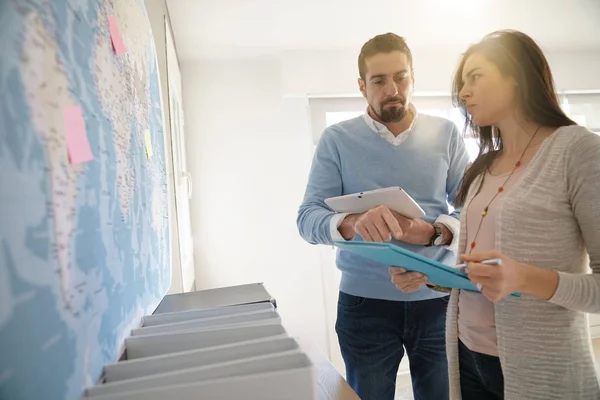 Colleagues Office Looking World Map — Stock Photo, Image