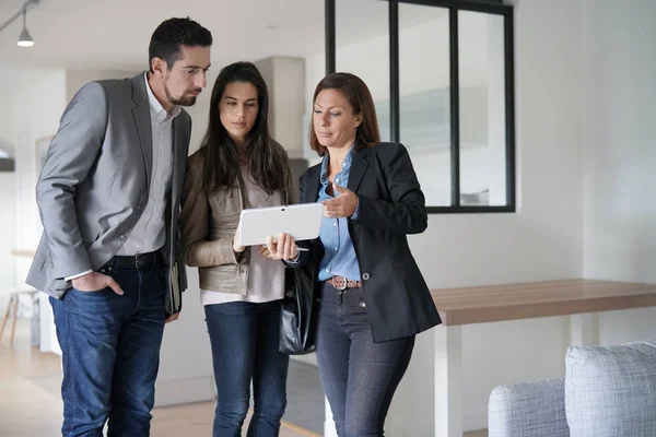 Modern ev ziyaret Emlakçı ile Çift