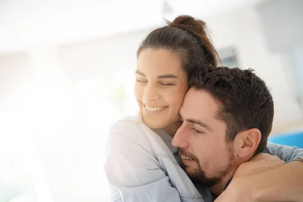 Casal Romântico Alegre Amantes Abraçando — Fotografia de Stock