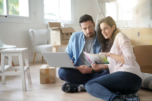 Paar Kiezen Verf Kleuren Naar Hervorming Huis — Stockfoto