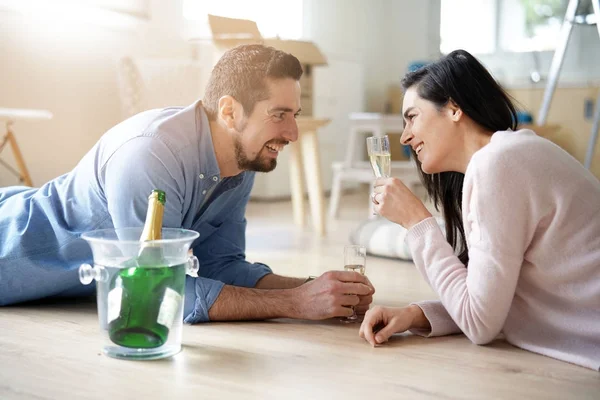 Couple Acclamant Avec Champagne Nouvelle Maison — Photo