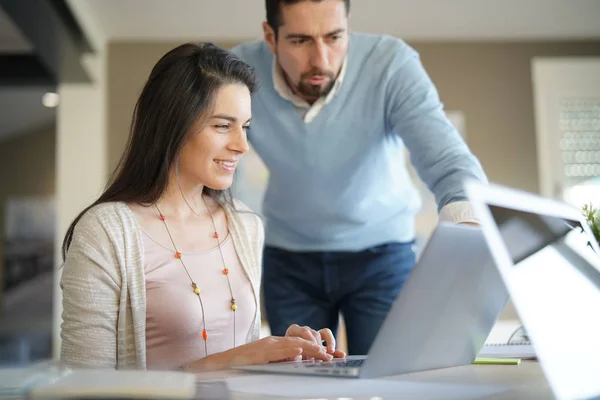 Uomini Affari Che Lavorano Insieme Ufficio — Foto Stock