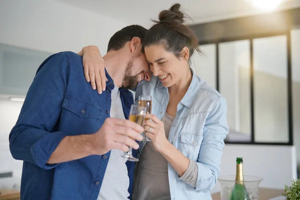 Kärlek Par Jublande Med Glasögon Hemma — Stockfoto