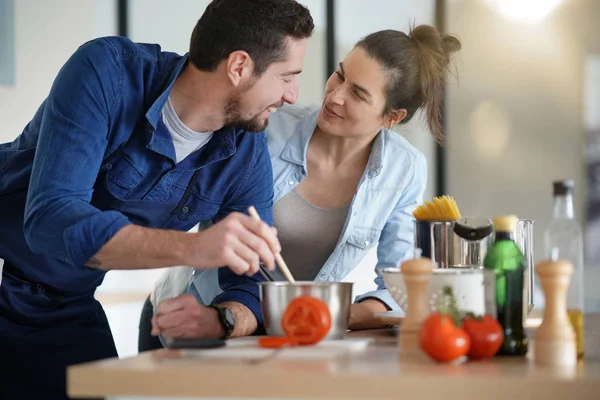 Pareja Casa Divirtiéndose Cocinando Juntos —  Fotos de Stock