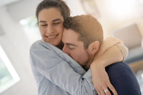 Casal Romântico Alegre Amantes Abraçando — Fotografia de Stock