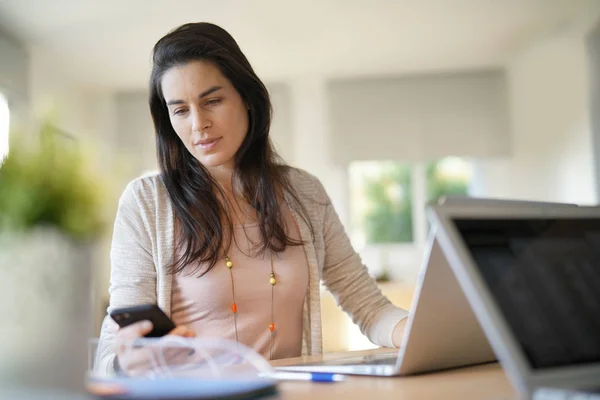 Chica Inicio Que Trabaja Oficina Uso Teléfonos Inteligentes — Foto de Stock