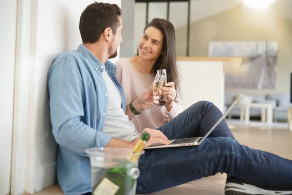 Couple Acclamant Avec Champagne Nouvelle Maison — Photo