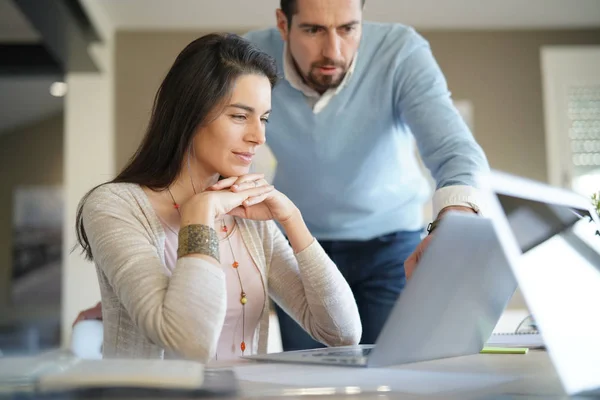 Geschäftsleute Arbeiten Büro Zusammen — Stockfoto