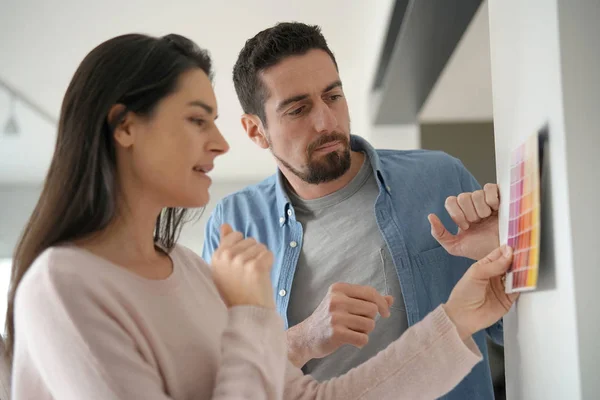 Coppia Guardando Campione Colore Rinnovare Interno Della Casa — Foto Stock