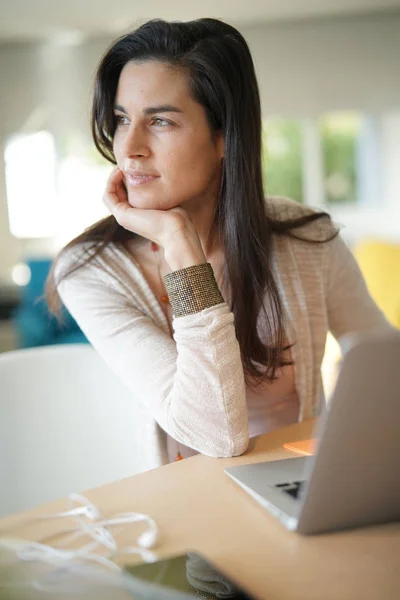 Retrato Menina Morena Trabalhando Computador Portátil — Fotografia de Stock