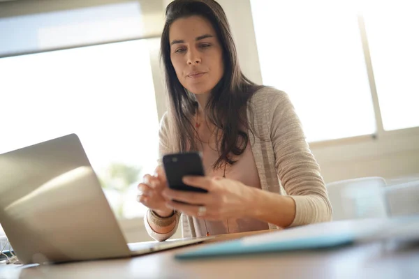 Εκκίνηση Κοπέλα Εργάζεται Γραφείο Και Χρησιμοποιώντας Smartphone — Φωτογραφία Αρχείου