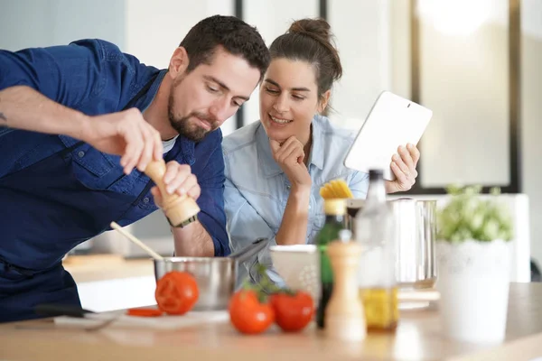 Par Matlagning Köket Läsa Recept Tablett — Stockfoto