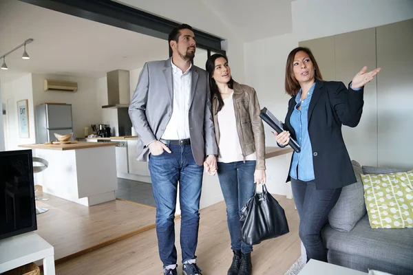 Couple Avec Agent Immobilier Visitant Maison Moderne — Photo