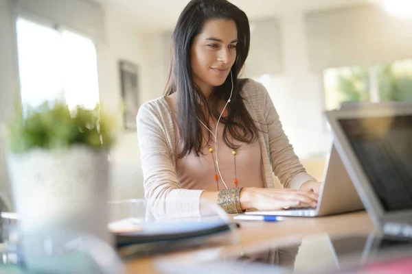 Opstarten Meisje Werken Office Het Gebruik Van Smartphone — Stockfoto