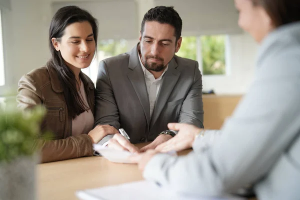 Couple Dans Bureau Banque Signature Accord Prêt — Photo