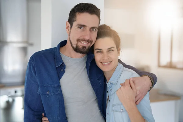 Pareja Mediana Edad Pie Juntos Cocina Casera —  Fotos de Stock