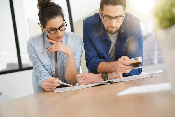 Coppia Con Occhiali Vista Leggendo Giornale Casa — Foto Stock