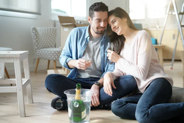 Yeni Evde Şampanyayla Tezahürat Çift — Stok fotoğraf