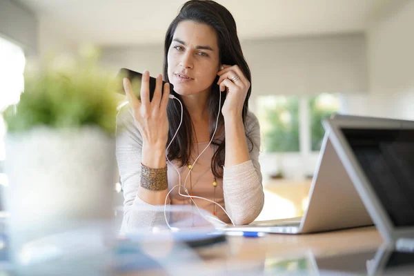 Chica Inicio Que Trabaja Oficina Uso Teléfonos Inteligentes —  Fotos de Stock