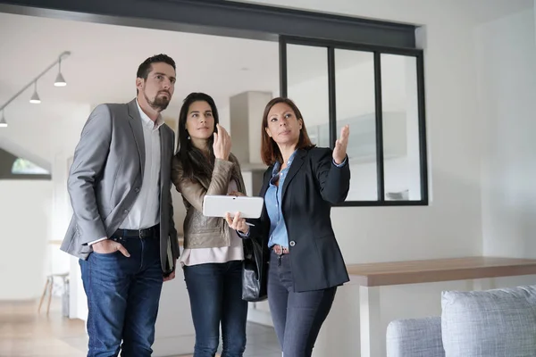 Couple Avec Agent Immobilier Visitant Maison Moderne — Photo