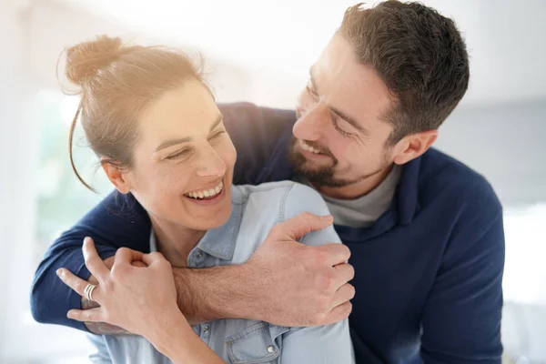 Vrolijke Romantisch Paar Liefhebbers Knuffelen — Stockfoto